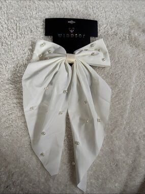 Windsor Ivory Pearl-Embellished Bow Clip